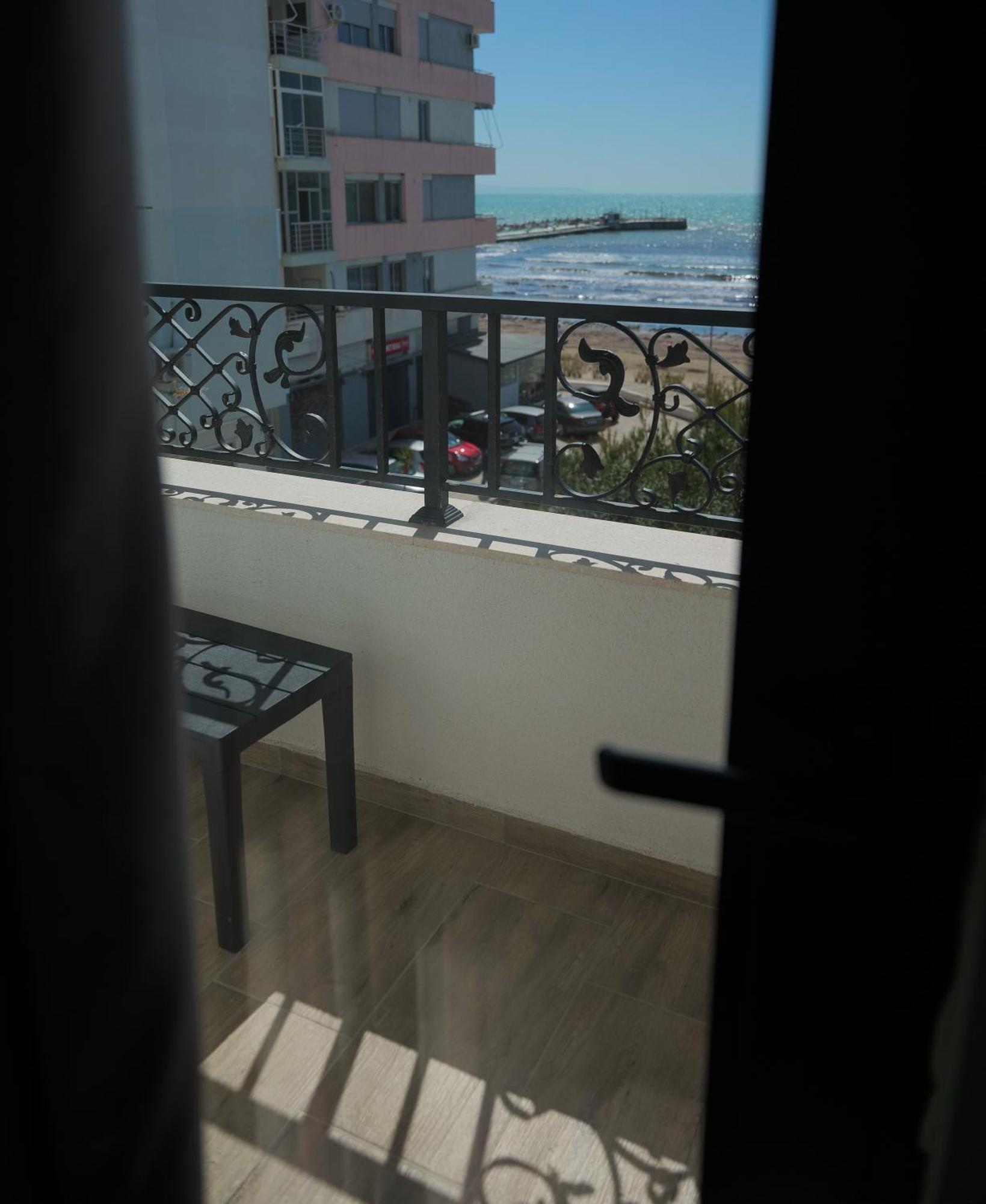Afa Hotel Durres Bagian luar foto
